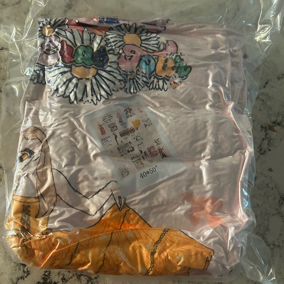 New in wrap Taylor Swift blanket - Picture 2 of 3